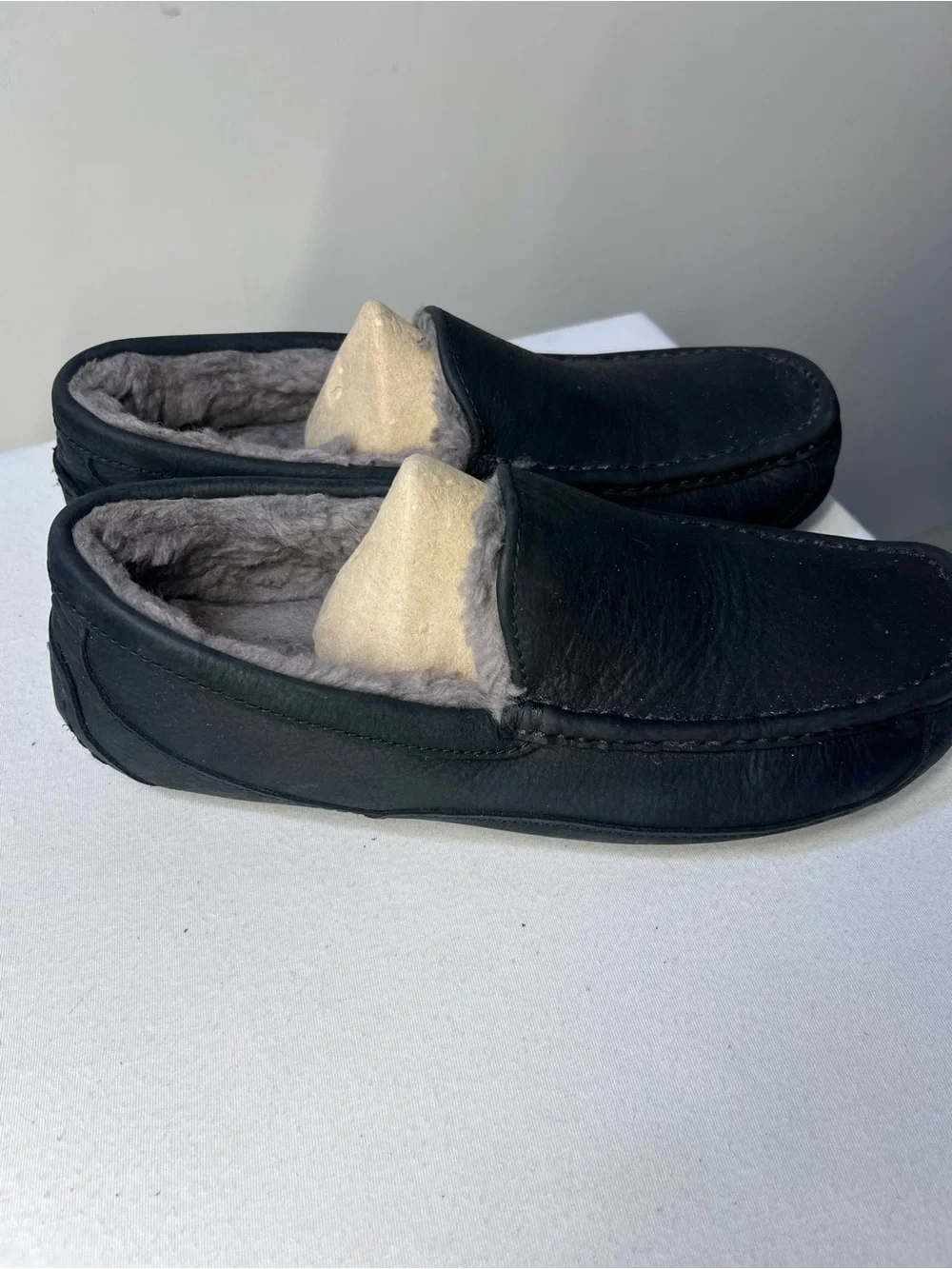 UGG Mens ascot 1101110 like new  no box Black Leather size 11 Slippers.